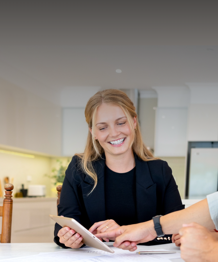 Imagen de una pareja en su nuevo apartamento